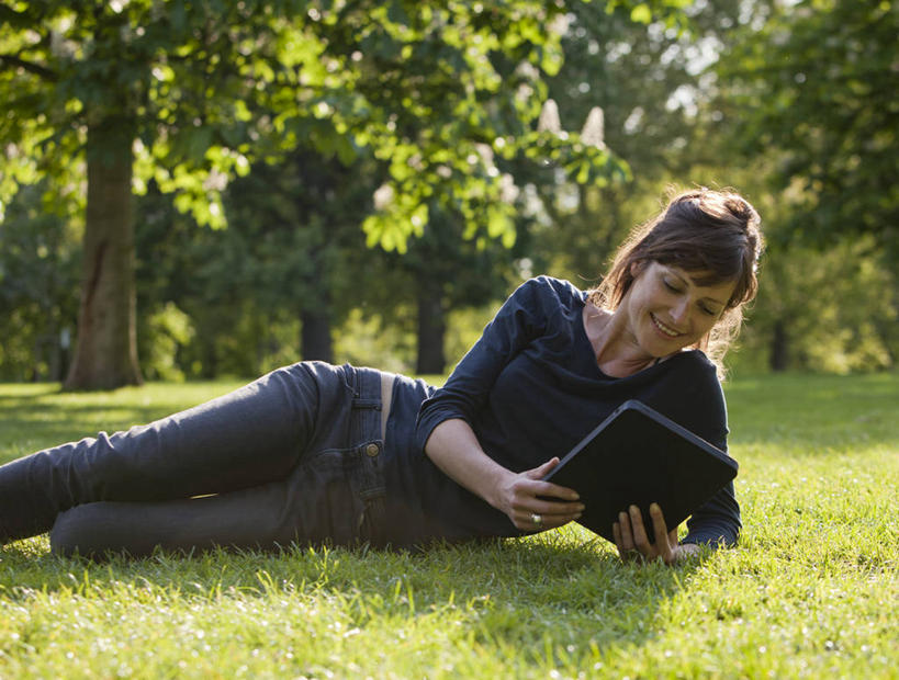 西方人,一个人,躺,笑,微笑,横图,室外,白天,正面,电脑,笔记本电脑,草地,草坪,植物,欧洲,欧洲人,仅一个女性,仅一个人,握,服装,朦胧,模糊,网络,拿,拿着,注视,休闲装,通讯设备,草,树,树木,衣服,绿色,自然,观察,看,仅一个中年女性,休闲,休闲服,握着,服饰,生长,成长,观看,察看,无线,关注,通信设备,无线网络,无线上网,便携式电脑,平板电脑,卧着,手提电脑,女人,女性,中年女性,白种人,躺着,卧,半身,彩图