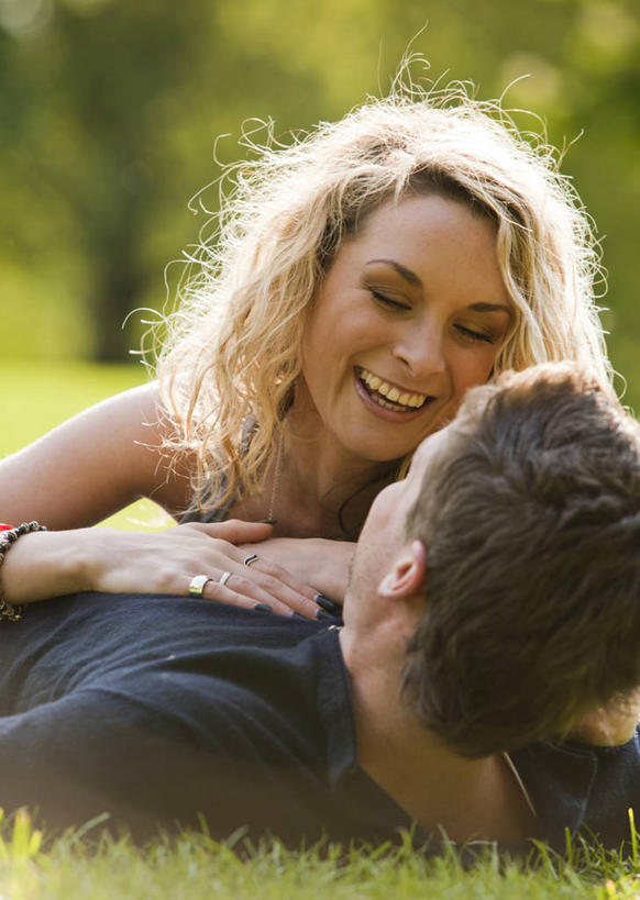 西方人,两个人,躺,笑,微笑,露齿笑,竖图,室外,白天,正面,爱情,草地,草坪,植物,欧洲,欧洲人,服装,朦胧,模糊,浪漫,注视,休闲装,装饰品,草,树,树木,衣服,绿色,自然,戒指,饰品,首饰,观察,看,趴着,休闲,温暖,温馨,休闲服,恩爱,恋人,服饰,生长,成长,观看,信物,和睦,察看,权利,关注,手饰,卧着,男人,男性,年轻男性,年轻女性,女人,女性,白种人,情侣,趴,躺着,卧,半身,彩图,伴侣,融洽