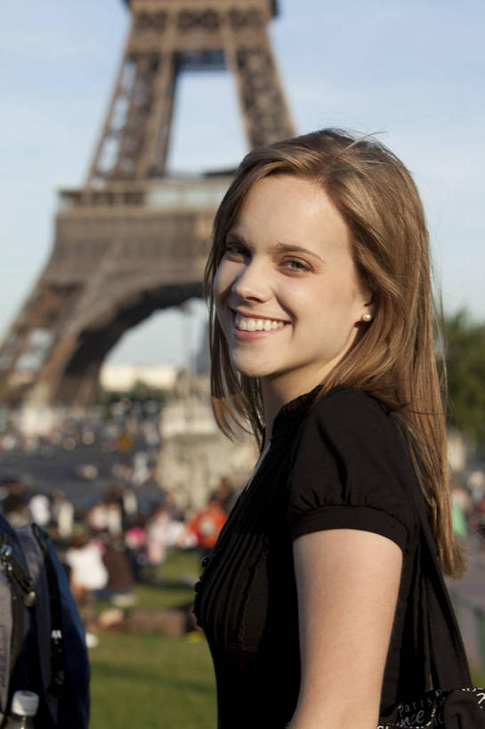 西方人,一个人,站,笑,微笑,露齿笑,竖图,室外,白天,侧面,旅游,度假,草地,草坪,名胜古迹,植物,标志建筑,地标,建筑,法国,巴黎,欧洲,艾菲尔铁塔,欧洲人,仅一个年轻女性,仅一个女性,仅一个人,服装,朦胧,模糊,遗迹,埃菲尔铁塔,扭头,注视,休闲装,古迹,文物,娱乐,建设,古建筑,草,树,树木,衣服,绿色,自然,观察,看,站着,转头,享受,休闲,休闲服,旅游胜地,放松,服饰,生长,成长,观看,察看,关注,法兰西,古文明,法兰西共和国,战神广场,法兰西第五共和国,年轻女性,女人,女性,白种人,站立,半身,彩图