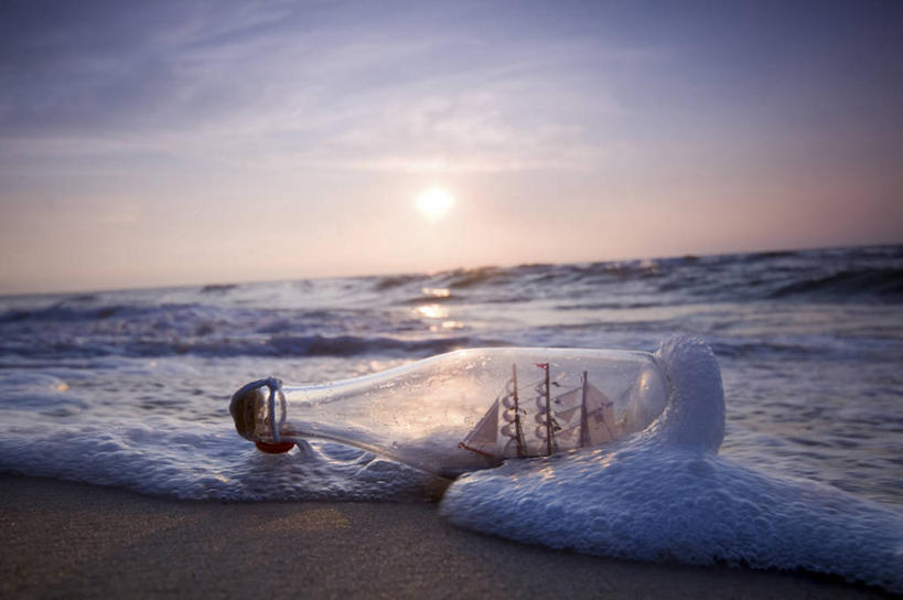 帆船,无人,横图,室外,白天,正面,旅游,度假,神秘,海浪,海洋,美景,日落,沙滩,太阳,船,一艘,阴影,朦胧,模糊,光线,沙子,影子,海岸,景观,浪花,水平线,晚霞,霞光,落日,辽阔,漂流瓶,艺术品,海平线,沙地,娱乐,装饰品,阳光,自然,海水,黄昏,交通工具,祈祷,享受,休闲,广阔,惊喜,景色,彩霞,放松,许愿,期待,一望无际,祈求,自然风光,载具,海景,许愿瓶,偶然,无边无际,一马平川,夕照,薄暮,大海,风浪,海,海水的波动,海滩,近岸浪,涌浪,夕阳,彩图,傍晚,水天相接,水天一线,斜阳