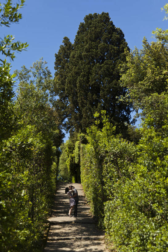 西方人,两个人,站,闭眼,抱,吻,竖图,室外,白天,侧面,裙子,爱情,植物,道路,路,欧洲,欧洲人,阴影,连衣裙,服装,环保,朦胧,模糊,光线,影子,小路,防护,交通,浪漫,休闲装,树,树木,衣服,蓝色,绿色,蓝天,天空,阳光,自然,天,站着,休闲,温暖,温馨,休闲服,恩爱,恋人,服饰,生长,晴朗,成长,抱着,和睦,搂着,美好,美妙,间隔,万里无云,美观,雅观,绿篱,生篱,树篱,植篱,男人,男性,年轻男性,年轻女性,女人,女性,白种人,情侣,晴空,晴空万里,闭眼睛,闭着眼,闭着眼睛,怀抱,接吻,搂,搂抱,亲,亲吻,亲嘴,相抱,拥抱,站立,彩图,全身,伴侣,融洽