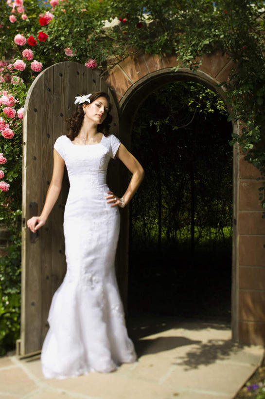 西方人,一个人,新娘,站,竖图,室外,白天,正面,婚纱,婚礼,快乐,门,叶子,欧洲,欧洲人,仅一个年轻女性,仅一个女性,仅一个人,庆祝,装饰,盛开,绿叶,结婚,花蕾,注视,手叉腰,花,花瓣,花朵,鲜花,门框,花苞,花蕊,叉腰,打开,观察,看,站着,喜庆,嫩叶,观看,纪念,华丽,修饰,点缀,察看,开启,关注,衬托,美观,雅致,雅观,年轻女性,女人,女性,白种人,叶,叶片,站立,彩图,全身,婚礼服,礼服,高兴