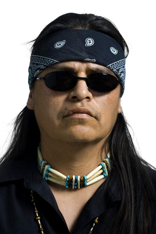 西方人,脸,头,脸颊,脖子,一个人,竖图,室内,特写,白天,白色背景,正面,项链,欧洲,欧洲人,仅一个男性,仅一个人,仅一个中年男性,服装,墨镜,头巾,眼镜,注视,休闲装,肩膀,装饰品,衣服,黑色,饰品,首饰,太阳镜,太阳眼镜,观察,看,休闲,休闲服,遮阳镜,摄影,服饰,影棚,观看,察看,关注,男人,男性,中年男性,白种人,头部,脖,颈,颈部,脸部,脸蛋,面部,半身,彩图,影棚拍摄,拍摄