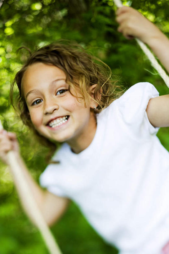 西方人,儿童,一个人,坐,笑,微笑,露齿笑,竖图,室外,白天,正面,游戏,纯洁,植物,欧洲,欧洲人,仅一个女性,仅一个人,握,摇摆,服装,朦胧,模糊,玩,注视,休闲装,娱乐,树,树木,小孩,衣服,绿色,白色,自然,秋千,荡秋千,观察,看,仅一个小孩,休闲,休闲服,可爱,童年,童趣,握着,服饰,生长,成长,观看,活动,察看,关注,摇晃,童真,烂漫,无邪,天真,女孩,女人,女性,白种人,孩子,玩耍,嬉戏,坐着,半身,彩图,女生