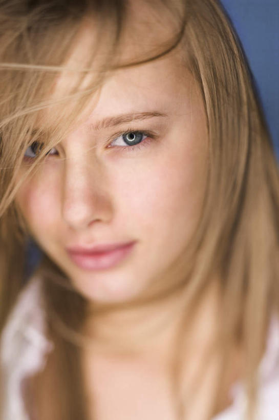 西方人,脸,头,脸颊,头发,一个人,笑,微笑,竖图,室内,特写,白天,正面,欧洲,欧洲人,仅一个年轻女性,仅一个女性,仅一个人,服装,朦胧,模糊,注视,休闲装,衣服,黄色,观察,看,休闲,休闲服,服饰,观看,察看,关注,年轻女性,女人,女性,白种人,头部,长发,直发,脸部,脸蛋,面部,半身,彩图