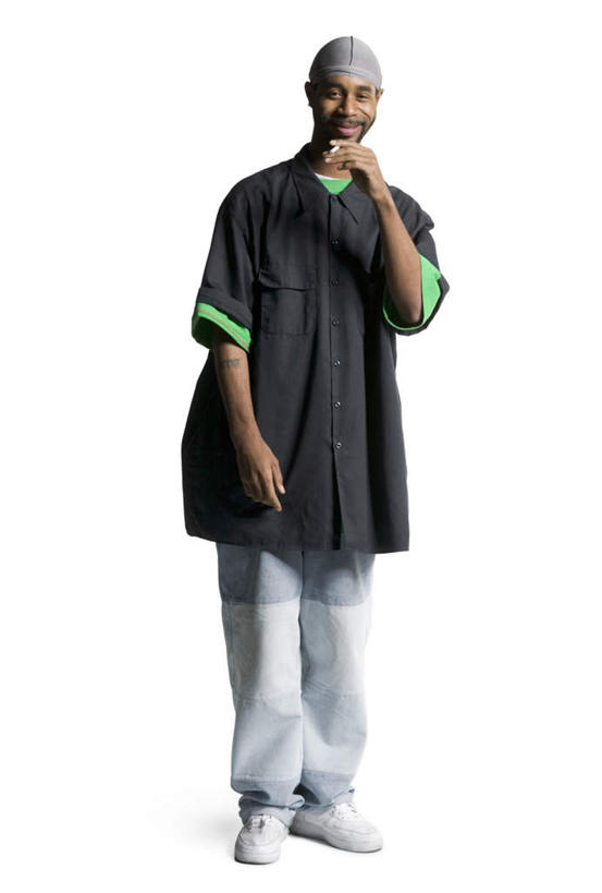 西方人,一个人,站,吸烟,竖图,室内,白天,白色背景,正面,香烟,帽子,欧洲,非洲,黑人,欧洲人,仅一个男性,仅一个人,握,服装,拿,拿着,注视,休闲装,仅一个年轻男性,衣服,观察,看,站着,休闲,休闲服,烟,握着,摄影,服饰,影棚,观看,察看,关注,无边帽,男人,男性,年轻男性,非洲人,卷烟,烟草,纸烟,抽烟,站立,彩图,全身,影棚拍摄,拍摄