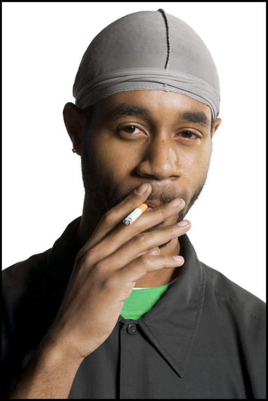 西方人,脸,头,脸颊,手,一个人,吸烟,竖图,室内,特写,白天,白色背景,正面,香烟,帽子,欧洲,非洲,黑人,欧洲人,仅一个男性,仅一个人,握,服装,拿,拿着,注视,休闲装,肩膀,仅一个年轻男性,衣服,观察,看,休闲,手部,休闲服,烟,握着,摄影,服饰,影棚,观看,单手,察看,关注,无边帽,男人,男性,年轻男性,非洲人,头部,脸部,脸蛋,面部,卷烟,烟草,纸烟,抽烟,半身,彩图,影棚拍摄,拍摄