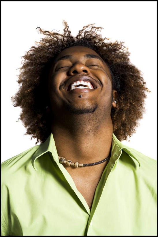 西方人,脸,头,脸颊,头发,一个人,闭眼,笑,大笑,竖图,室内,特写,白天,白色背景,正面,衬衫,兴奋,项链,欧洲,非洲,黑人,欧洲人,仅一个男性,仅一个人,服装,棕色,装饰品,仅一个年轻男性,衣服,绿色,饰品,首饰,张嘴,摄影,服饰,影棚,衣着,穿着,张大嘴巴,哈哈大笑,衣饰,男人,男性,年轻男性,非洲人,头部,卷发,脸部,脸蛋,面部,张开嘴,闭眼睛,闭着眼,闭着眼睛,抬头,仰头,半身,彩图,影棚拍摄,衬衣,高兴,狂笑,拍摄,短发
