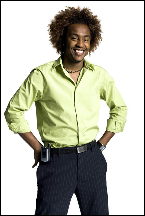 西方人,一个人,站,笑,微笑,露齿笑,竖图,室内,白天,白色背景,正面,衬衫,欧洲,非洲,黑人,欧洲人,仅一个男性,仅一个人,服装,注视,腰带,手叉腰,仅一个年轻男性,衣服,绿色,叉腰,观察,看,站着,摄影,服饰,影棚,观看,皮带,察看,双手叉腰,衣着,穿着,关注,配饰,裤带,衣饰,男人,男性,年轻男性,非洲人,站立,半身,彩图,影棚拍摄,衬衣,拍摄