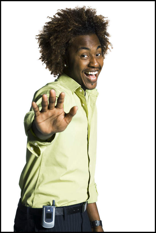 西方人,一个人,站,举,笑,打电话,微笑,露齿笑,竖图,室内,白天,白色背景,侧面,衬衫,电话,手机,欧洲,非洲,黑人,欧洲人,仅一个男性,仅一个人,服装,注视,通讯设备,仅一个年轻男性,衣服,绿色,观察,看,托,站着,摄影,服饰,影棚,观看,察看,衣着,穿着,关注,衣饰,交流,男人,男性,年轻男性,非洲人,沟通,举起,举手,举着,通话,向上举,向上伸,向上托,站立,半身,彩图,影棚拍摄,衬衣,拍摄