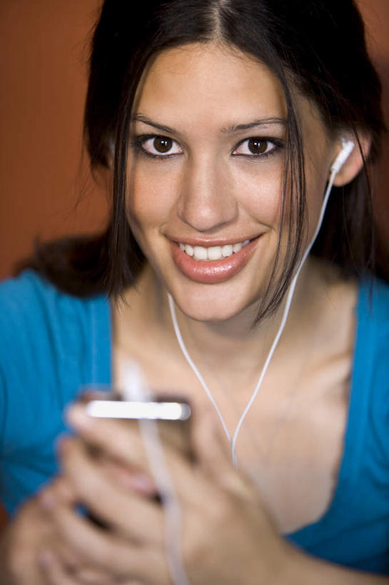 西方人,脸,头,脸颊,手,头发,一个人,笑,微笑,露齿笑,竖图,室内,特写,白天,正面,陶醉,快乐,满意,幸福,欧洲,欧洲人,双手,仅一个年轻女性,仅一个女性,仅一个人,握,服装,朦胧,模糊,音响,音乐,拿,音乐播放器,拿着,注视,休闲装,娱乐,衣服,蓝色,黑色,耳机,观察,看,享受,休闲,手部,休闲服,放松,握着,摄影,服饰,影棚,观看,察看,舒适,享乐,关注,MP3播放器,年轻女性,女人,女性,白种人,头部,长发,直发,脸部,脸蛋,面部,半身,彩图,影棚拍摄,拍摄,播放器,沉醉