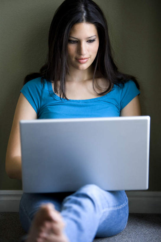 西方人,一个人,坐,竖图,室内,白天,正面,电脑,笔记本电脑,欧洲,欧洲人,仅一个年轻女性,仅一个女性,仅一个人,阴影,服装,裤子,反射,网络,影子,注视,牛仔裤,休闲装,通讯设备,衣服,蓝色,观察,看,休闲,休闲服,摄影,服饰,影棚,观看,察看,无线,关注,通信设备,无线网络,无线上网,便携式电脑,手提电脑,年轻女性,女人,女性,白种人,坐着,半身,彩图,影棚拍摄,拍摄