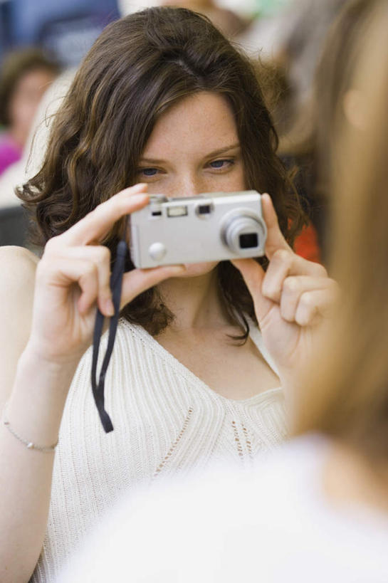 西方人,背部,两个人,伙伴,朋友,坐,笑,微笑,露齿笑,竖图,室外,白天,正面,友谊,相机,欧洲,欧洲人,握,服装,朦胧,模糊,拿,拿着,注视,休闲装,相视,一个,拍照,衣服,数码相机,观察,看,休闲,面对面,休闲服,握着,摄影,服饰,单个,观看,对视,察看,互视,关注,相对,相看,友情,年轻女性,女人,女性,白种人,照相机,坐着,半身,彩图,照相