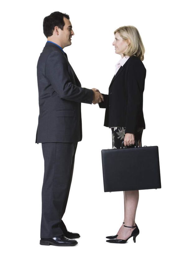 西方人,两个人,同事,商务人士,商务男性,商务女性,站,握手,竖图,室内,白天,白色背景,侧面,高跟鞋,衬衫,时尚,成功,合作,团队,集体,信心,鞋子,欧洲,欧洲人,套装,包,公文包,注视,队伍,相视,观察,看,站着,面对面,摄影,影棚,公事包,观看,对视,察看,领导,互视,成就,关注,时髦,相对,商务装,合伙,领袖,工薪阶层,相看,时兴,男人,男性,女人,女性,中年男性,中年女性,白种人,白领,上班族,搀手,拉手,手搀手,手拉手,手牵手,手握手,站立,彩图,全身,影棚拍摄,衬衣,拍摄