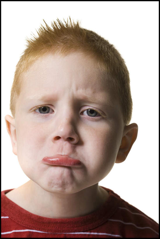 西方人,儿童,脸,头,嘴,脸颊,头发,一个人,站,竖图,室内,特写,白天,白色背景,正面,纯洁,欧洲,欧洲人,仅一个男性,仅一个人,服装,注视,休闲装,肩膀,小孩,衣服,嘟嘴,观察,看,站着,仅一个小孩,休闲,休闲服,金色,撅嘴,可爱,童年,童趣,摄影,服饰,影棚,观看,失望,察看,绝望,关注,童真,烂漫,无邪,扫兴,天真,男孩,男人,男性,白种人,孩子,头部,直发,脸部,脸蛋,面部,嘴巴,嘴唇,站立,半身,彩图,影棚拍摄,拍摄,短发,男生