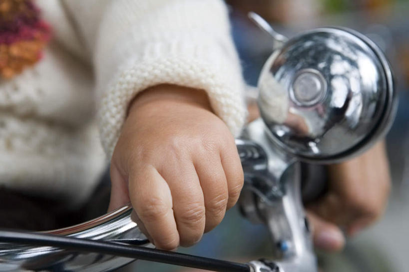 西方人,儿童,一个人,坐,横图,室外,特写,白天,正面,纯洁,自行车,欧洲,欧洲人,仅一个男性,仅一个人,一辆,握,服装,朦胧,模糊,休闲装,车,脚踏车,小孩,衣服,交通工具,仅一个小孩,休闲,休闲服,可爱,童年,童趣,握着,服饰,载具,摇铃,童真,烂漫,无邪,天真,男孩,男人,男性,白种人,孩子,坐着,半身,彩图,男生