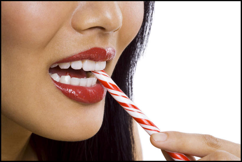 西方人,一个人,横图,室内,特写,白天,白色背景,侧面,欧洲,欧洲人,仅一个女性,仅一个人,一根,握,食品,糖,糖果,甜点,甜品,拿,拿着,注视,裸露,食物,黑色,唇膏,化妆品,口红,甜食,观察,看,仅一个中年女性,握着,摄影,影棚,观看,察看,化妆用品,关注,裸,硬糖,拐杖糖,唇棒,女人,女性,中年女性,白种人,长发,直发,嘴唇,半身,彩图,影棚拍摄,拍摄