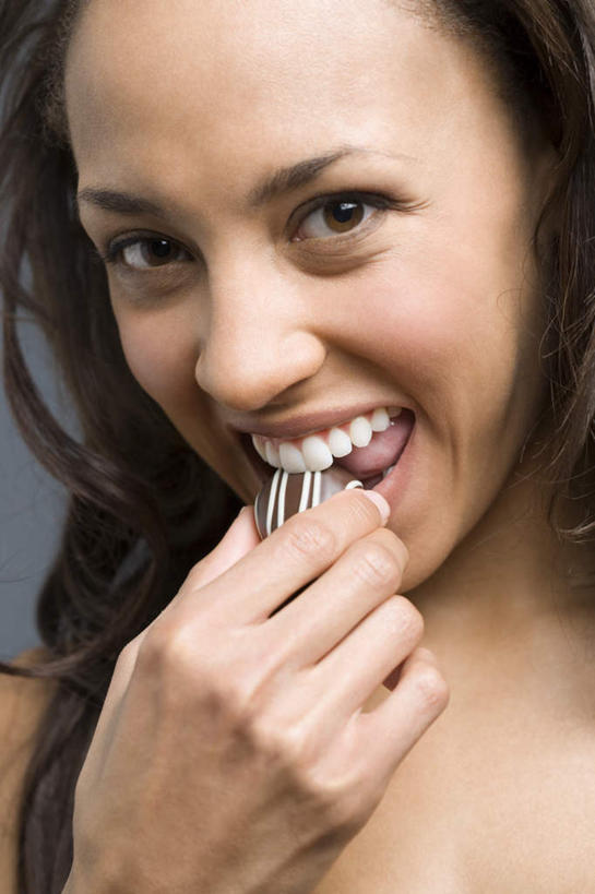 西方人,脸,头,脸颊,手,头发,一个人,竖图,室内,特写,白天,正面,欧洲,欧洲人,仅一个年轻女性,仅一个女性,仅一个人,握,咬,灰色背景,食品,糖,糖果,甜点,甜品,棕色,拿,拿着,注视,肩膀,食物,一个,甜食,巧克力,观察,看,手部,握着,摄影,影棚,单个,观看,朱古力,黑巧克力,单手,咬着,察看,关注,年轻女性,女人,女性,白种人,头部,长发,直发,脸部,脸蛋,面部,半身,彩图,影棚拍摄,拍摄