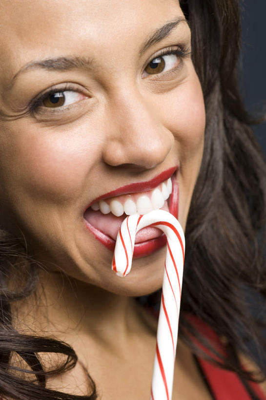 西方人,脸,头,脸颊,头发,一个人,竖图,室内,特写,白天,正面,欧洲,欧洲人,仅一个年轻女性,仅一个女性,仅一个人,咬,服装,食品,糖,糖果,甜点,甜品,棕色,注视,休闲装,食物,衣服,红色,甜食,观察,看,休闲,休闲服,摄影,服饰,影棚,观看,咬着,察看,关注,硬糖,拐杖糖,年轻女性,女人,女性,白种人,头部,长发,直发,脸部,脸蛋,面部,半身,彩图,影棚拍摄,拍摄