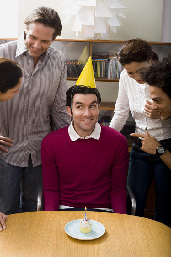 点心,西方人,伙伴,朋友,站,坐,笑,说,微笑,露齿笑,竖图,室内,白天,正面,讨论,友谊,柜子,桌面,桌子,餐具,蜡烛,帽子,欧洲,欧洲人,五个人,阴影,纸质,服装,光线,木制,碟子,火焰,盘,影子,烛光,食品,储物柜,许多人,燃烧,注视,休闲装,文化,生日帽,食物,糕点,一个,衣服,黄色,白色,盘子,木制品,碟,生日蛋糕,低头,点燃,观察,看,祈祷,站着,一群人,休闲,休闲服,许愿,服饰,单个,观看,纪念,祈求,察看,小丑帽,储存,关注,三角帽,狂欢帽,派对帽,聚会帽,纸帽,一顶,储备,蕴藏,贮备,交流,平安,友情,男人,男性,年轻男性,年轻女性,女人,女性,中年男性,中年女性,白种人,沟通,讲话,交谈,商讨,说话,谈话,站立,坐着,半身,彩图,贮存,蛋糕