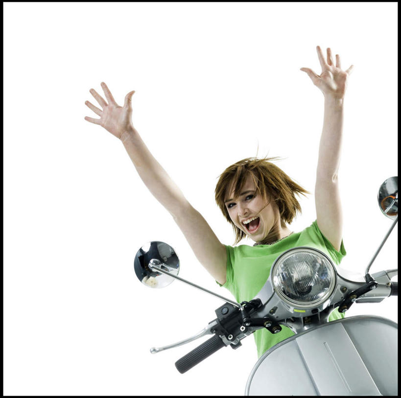 西方人,一个人,坐,举,笑,微笑,露齿笑,横图,室内,白天,白色背景,仰视,摩托车,欧洲,欧洲人,仅一个年轻女性,仅一个女性,仅一个人,一辆,阴影,服装,反射,影子,注视,休闲装,车,衣服,绿色,交通工具,观察,看,托,休闲,休闲服,摄影,服饰,影棚,观看,察看,关注,载具,年轻女性,女人,女性,白种人,举起,举手,举着,向上举,向上伸,向上托,坐着,半身,彩图,低角度拍摄,影棚拍摄,拍摄