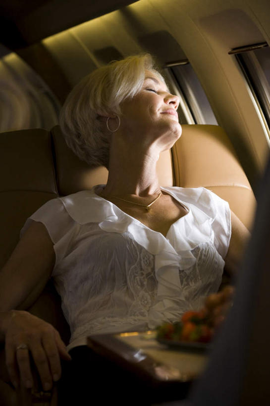 西方人,一个人,坐,闭眼,睡,竖图,室内,白天,正面,窗户,飞机,草莓,浆果,葡萄,餐具,水果,欧洲,欧洲人,仅一个女性,仅一个人,一堆,许多,堆叠,堆积,服装,新鲜,碟子,盘,生食,食品,果实,交通,休闲装,航空,玻璃窗,食物,衣服,盘子,碟,交通工具,靠,靠着,休闲,休闲服,运输,服饰,仅一个老年女性,有机食品,绿色食品,堆,客机,载具,老年女性,女人,女性,白种人,洋莓,水果皇后,山葫芦,蒲桃,红莓,地莓,草龙珠,闭眼睛,闭着眼,闭着眼睛,困,困觉,寝息,睡觉,坐着,半身,彩图