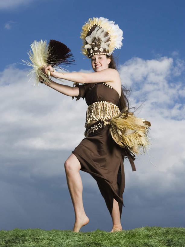 西方人,一个人,跳舞者,举,笑,微笑,露齿笑,竖图,室外,白天,仰视,裙子,跳舞,羽毛,欧洲,欧洲人,仅一个年轻女性,仅一个女性,仅一个人,阴影,轻盈,柔软,光线,影子,云,云朵,云彩,注视,光脚,蓝色,白云,蓝天,天空,阳光,天,观察,看,托,赤脚,晴朗,观看,半身裙,察看,关注,草裙舞,草裙,舞姿,轻柔,年轻女性,女人,女性,白种人,晴空,舞蹈家,舞蹈演员,舞者,举起,举手,举着,向上举,向上伸,向上托,彩图,低角度拍摄,全身,舞蹈,呼拉舞