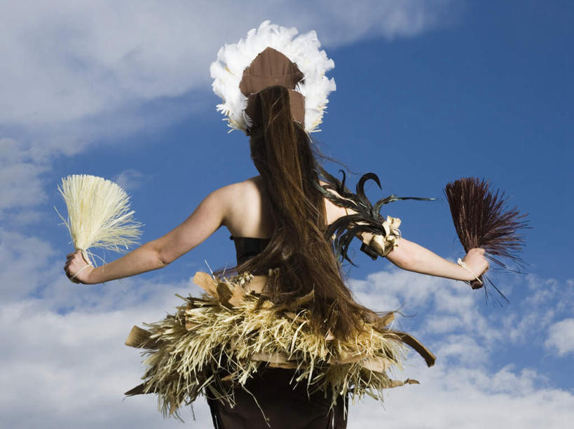 西方人,一个人,跳舞者,举,横图,室外,白天,仰视,裙子,跳舞,羽毛,欧洲,欧洲人,仅一个年轻女性,仅一个女性,仅一个人,阴影,轻盈,柔软,光线,影子,云,云朵,云彩,蓝色,白云,蓝天,天空,阳光,天,托,晴朗,半身裙,草裙舞,草裙,舞姿,轻柔,年轻女性,女人,女性,白种人,晴空,舞蹈家,舞蹈演员,舞者,举起,举手,举着,向上举,向上伸,向上托,半身,彩图,低角度拍摄,舞蹈,呼拉舞