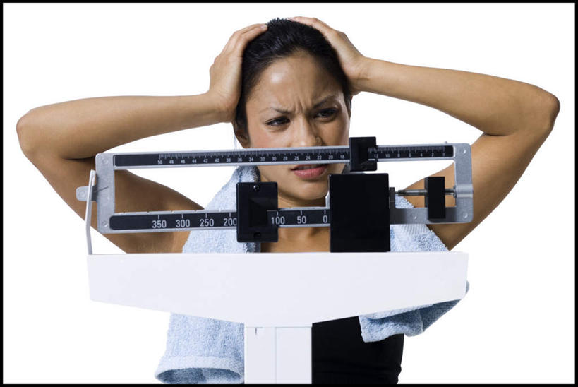 西方人,一个人,站,横图,室内,白天,白色背景,正面,失败,仪器,吊带,欧洲,欧洲人,仅一个年轻女性,仅一个女性,仅一个人,抱头,阴影,服装,沮丧,反射,纺织物,影子,生活,注视,吊带衫,衣服,黑色,毛巾,观察,看,清洁,站着,健康,难受,无奈,摄影,服饰,影棚,观看,保暖,失望,悲伤,察看,衡量,伤心,难过,体重,衣着,穿着,关注,失落,计量,透气,防水,颓废,挫败,受挫,落败,落空,错过,失足,失意,失策,失算,颓丧,衰颓,悲哀,懊丧,颓靡,气馁,丧气,衡器,健康秤,捧首,捧头,衣饰,储水,耐磨,吸水,露脐装,败北,挫折,失利,年轻女性,女人,女性,白种人,秤,体重秤,站立,半身,彩图,影棚拍摄,拍摄