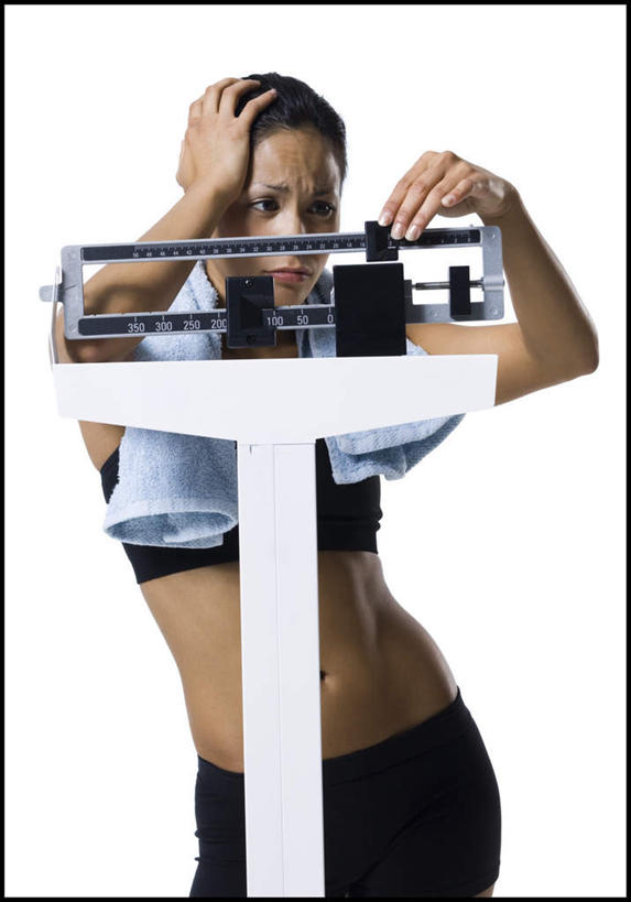 西方人,一个人,站,竖图,室内,白天,白色背景,正面,失败,仪器,吊带,欧洲,欧洲人,仅一个年轻女性,仅一个女性,仅一个人,抱头,阴影,服装,沮丧,反射,纺织物,影子,生活,注视,吊带衫,衣服,黑色,毛巾,观察,看,清洁,站着,健康,难受,无奈,摄影,服饰,影棚,观看,保暖,失望,悲伤,察看,衡量,伤心,难过,体重,衣着,穿着,关注,失落,计量,透气,防水,颓废,挫败,受挫,落败,落空,错过,失足,失意,失策,失算,颓丧,衰颓,悲哀,懊丧,颓靡,气馁,丧气,衡器,健康秤,捧首,捧头,衣饰,储水,耐磨,吸水,露脐装,败北,挫折,失利,年轻女性,女人,女性,白种人,秤,体重秤,站立,半身,彩图,影棚拍摄,拍摄