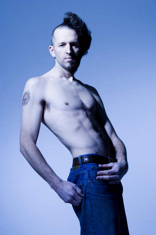 西方人,胡须,秃头,一个人,站,笑,微笑,露齿笑,竖图,室内,白天,正面,时尚,欧洲,欧洲人,仅一个男性,仅一个人,仅一个中年男性,蓝色背景,裤子,注视,牛仔裤,文化,腰带,裸露,纹身,观察,看,站着,个性,摄影,信仰,影棚,观看,皮带,怪异,察看,关注,奇怪,刺青,神奇,奇幻,裸,追求,奇特,想象,配饰,文身,勇气,崇拜,张扬,裤带,古怪,奇异,乖张,男人,男性,中年男性,白种人,光头,胡子,络腮胡,无发,站立,半身,彩图,影棚拍摄,拍摄