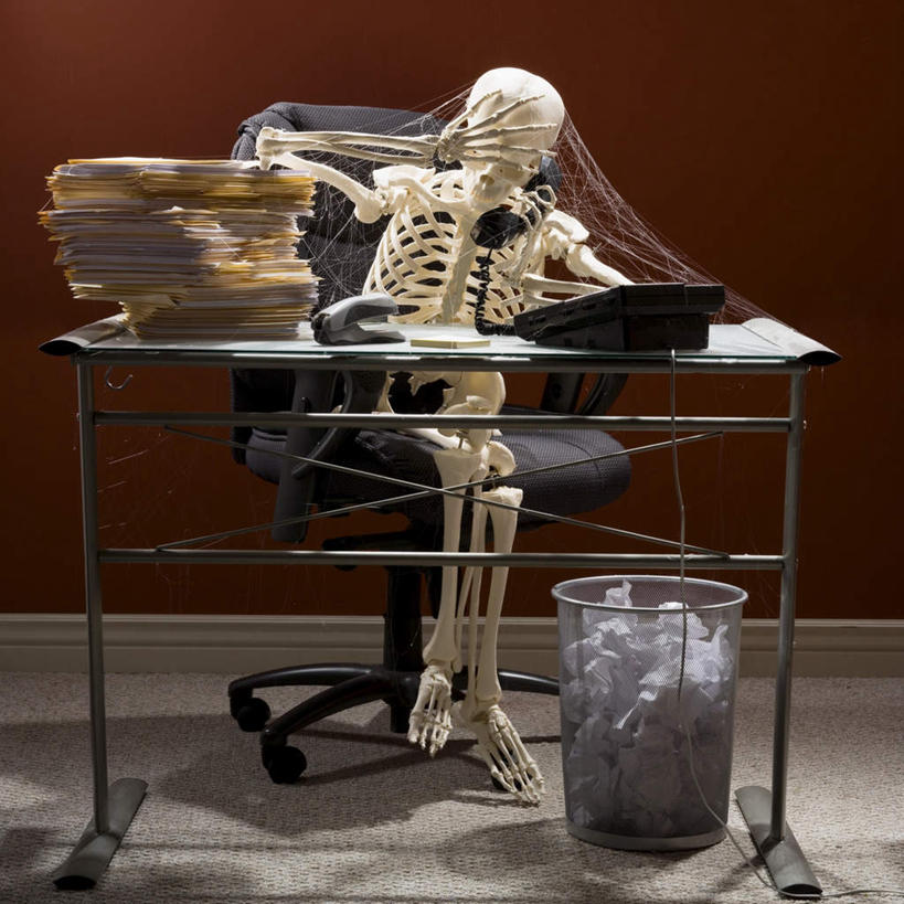 颅骨,骨骼,无人,坐,方图,室内,白天,正面,商务,桌子,椅子,一堆,许多,阴影,堆叠,堆积,环保,反射,蜘蛛网,材料,档案,骷髅,网,文件,影子,纸,办公桌,墙,垃圾桶,骨头,很多,墙壁,墙面,红色,会议椅,容器,资料,能源,储藏,堆,垃圾箱,办公椅,回收,骨架,资源,蜘蛛丝,储存,文档,利用,低碳,循环,商务椅,培训椅,蛛网,鼻骨,顶骨,额骨,颈椎,颞骨,下颌骨,颧骨,持续,捕杀,猎取,蛛丝,头盖骨,坐着,彩图,贮存