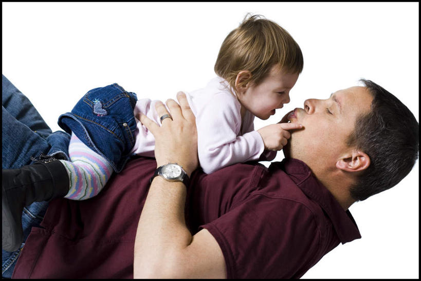 西方人,婴儿,儿童,中年人,两个人,家庭,父亲,躺,抱,吻,横图,室内,白天,白色背景,侧面,纯洁,欧洲,欧洲人,服装,裤子,时间,时钟,手表,计时,注视,牛仔裤,休闲装,小孩,衣服,钟表,观察,看,趴着,休闲,温暖,温馨,一家人,休闲服,表,父爱,可爱,童年,童趣,摄影,服饰,活泼,影棚,抱着,观看,腕表,和睦,察看,搂着,关注,宝宝,童真,纯真,烂漫,无邪,卧着,伶俐,天真,男人,男性,中年男性,白种人,孩子,钟,怀抱,搂,搂抱,趴,亲,亲吻,躺着,卧,相抱,拥抱,半身,彩图,影棚拍摄,拍摄,融洽