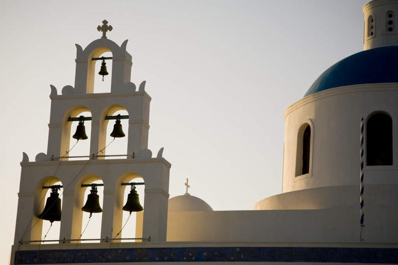 无人,教堂,横图,室外,白天,仰视,旅游,度假,标志建筑,地标,建筑,希腊,欧洲,阴影,节日,光线,影子,墙,文化,娱乐,建设,墙壁,墙面,祈愿,蓝色,白色,蓝天,天空,阳光,天,祈祷,享受,休闲,健康,旅游胜地,放松,许愿,宗教,信仰,晴朗,纪念,祈求,信号,基督教,天主教,报时,信念,希腊共和国,万里无云,召集,鸣钟,平安,钟,晴空,晴空万里,彩图,低角度拍摄,大教堂,礼拜堂