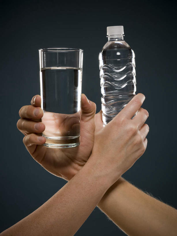 西方人,手,两个人,竖图,室内,特写,白天,正面,爱情,水,杯子,欧洲,欧洲人,双手,握,液体,浪漫,拿,拿着,饮用水,玻璃制品,一个,瓶子,水杯,塑料制品,矿泉水,温暖,温馨,手部,塑料瓶,恩爱,握着,恋人,摄影,影棚,单个,和睦,交杯酒,交杯,蒸馏水,男人,男性,年轻男性,年轻女性,女人,女性,白种人,情侣,玻璃杯,半身,彩图,影棚拍摄,拍摄,合卺,伴侣,融洽