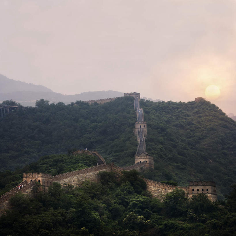 无人,横图,俯视,航拍,室外,白天,旅游,度假,日出,名胜古迹,山,山脉,太阳,植物,地标,长城,中国,亚洲,阴影,遗迹,光线,影子,墙,山峰,朝霞,晨曦,黎明,山峦,古迹,文物,娱乐,古建筑,墙壁,墙面,树,树木,绿色,阳光,自然,群山,享受,休闲,旅游胜地,放松,生长,成长,鸟瞰,万里长城,古文明,东亚,世界文化遗产,中华人民共和国,朝阳,彩图,高角度拍摄,破晓,标志性建筑