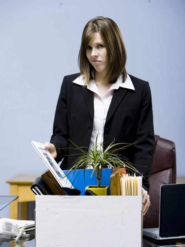 点心,西方人,一个人,商务人士,商务女性,站,竖图,照片,室内,白天,正面,植物,沙发,欧洲,欧洲人,仅一个年轻女性,仅一个女性,仅一个人,握,套装,包装,材料,档案,盆栽,文件,纸箱,食品,甜点,甜品,盆景,注视,食物,糕点,绿色,自然,容器,箱子,资料,甜食,观察,看,站着,握着,摄影,生长,成长,观看,整理,察看,关注,文档,纸板箱,商务装,工薪阶层,包装箱,年轻女性,女人,女性,白种人,白领,上班族,相片,站立,半身,彩图,拍摄,照相,皮沙发