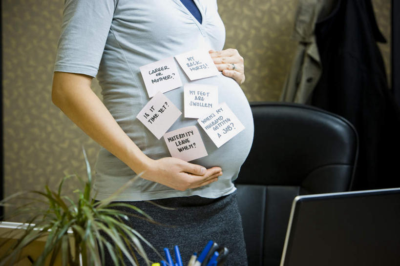 东方人,孕妇,一个人,站,摸,横图,室内,白天,侧面,电脑,笔记本电脑,植物,椅子,衣架,亚洲,仅一个年轻女性,仅一个女性,仅一个人,抚摸,服装,裤子,粘性,网络,英文,标志,盆栽,文字,字符,字母,墙,办公用品,便利贴,便签,盆景,注视,牛仔裤,休闲装,黄种人,通讯设备,标识,墙壁,墙面,文具,衣服,绿色,自然,会议椅,观察,看,站着,休闲,怀孕,休闲服,服饰,生长,成长,观看,英文字母,办公设备,办公椅,文具用品,记事,察看,无线,待产,关注,通信设备,无线网络,无线上网,便携式电脑,快捷,文化工具,商务椅,培训椅,方便,妊娠,准妈妈,N次贴,便条贴,告诉贴,即时贴,手提电脑,年轻女性,女人,女性,亚洲人,产妇,挂衣架,晾衣架,触摸,接触,站立,半身,彩图