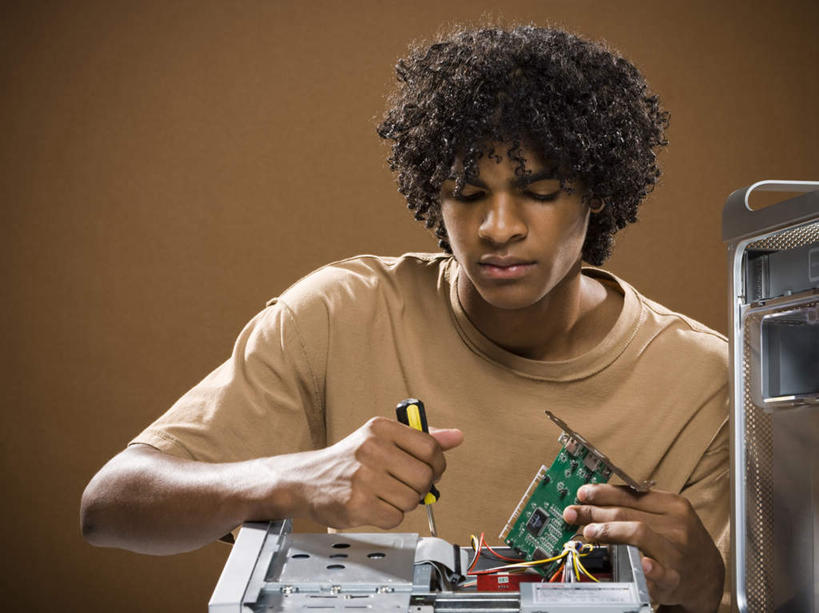 西方人,一个人,横图,室内,白天,正面,电脑,金属制品,欧洲,非洲,黑人,欧洲人,仅一个男性,仅一个人,连接,握,棕色背景,组合,服装,网络,金属,工具,拿,拿着,注视,休闲装,输入设备,通讯设备,开关,仅一个年轻男性,衣服,按钮,观察,看,休闲,休闲服,台式电脑,握着,摄影,服饰,影棚,观看,螺丝刀,起子,链接,光驱,主机,五金,察看,机箱,紧固,关注,拼接,拼凑,通信设备,光盘驱动器,拼合,凑集,聚合,撮合,链结,牢固,改锥,男人,男性,年轻男性,非洲人,半身,彩图,影棚拍摄,拍摄