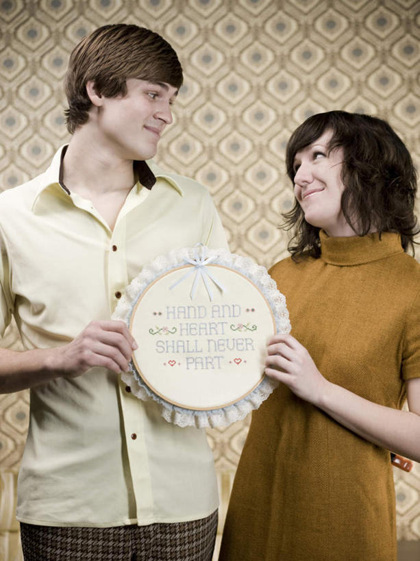 西方人,两个人,站,笑,微笑,竖图,室内,白天,正面,爱情,壁纸,刺绣,欧洲,欧洲人,握,服装,艺术,手工艺品,墙,浪漫,拿,拿着,休闲装,文化,相视,墙壁,墙面,衣服,工艺品,站着,休闲,温暖,温馨,面对面,休闲服,恩爱,握着,恋人,服饰,对视,和睦,高雅,十字绣,互视,相对,相看,自信心,品位,男人,男性,年轻男性,年轻女性,女人,女性,白种人,情侣,墙纸,站立,半身,彩图,女红,针绣,针黹,黹,伴侣,融洽