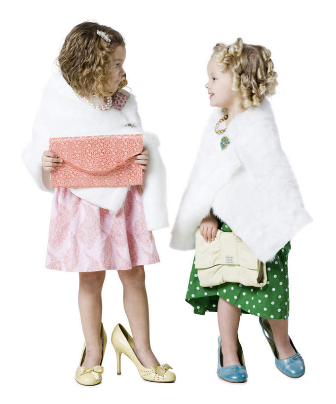 西方人,儿童,两个人,伙伴,朋友,站,竖图,室内,白天,白色背景,正面,高跟鞋,裙子,时尚,友谊,纯洁,鞋子,欧洲,欧洲人,握,包,皮包,拿,拿着,扭头,相视,小孩,白色,披肩,站着,转头,面对面,可爱,童年,童趣,握着,短裙,摄影,影棚,半身裙,对视,单肩包,互视,时髦,相对,童真,烂漫,无邪,相看,时兴,天真,友情,女孩,女人,女性,白种人,站立,彩图,全身,影棚拍摄,拍摄,女生