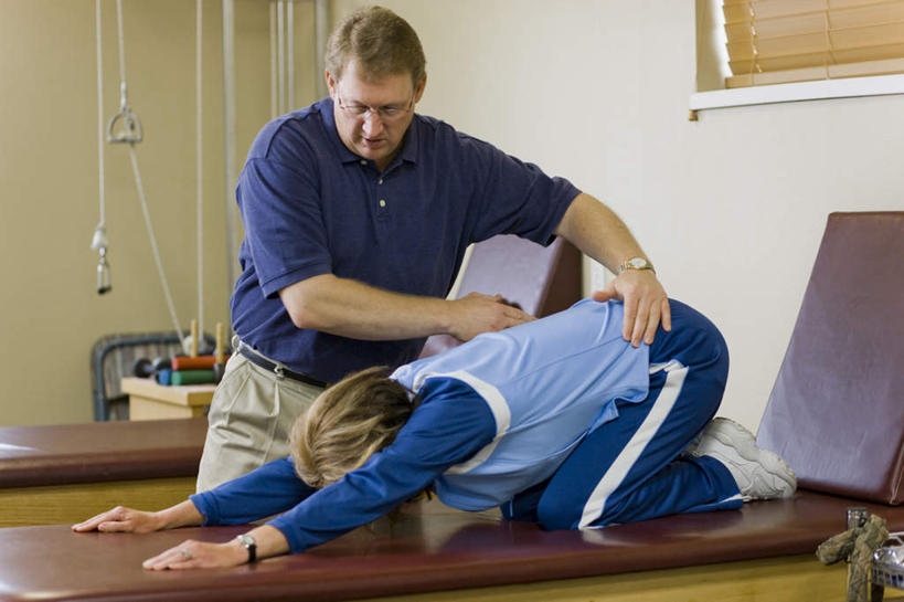 西方人,两个人,按摩师,站,跪,横图,室内,白天,正面,按摩,床,欧洲,欧洲人,服装,时间,时钟,手表,眼镜,墙,床单,计时,注视,休闲装,被子,墙壁,墙面,衣服,钟表,观察,看,站着,享受,休闲,健康,休闲服,表,保健,服饰,观看,腕表,察看,被单,关注,近视眼镜,指压,按摩床,男人,男性,女人,女性,中年男性,中年女性,白种人,钟,技师,跪着,站立,半身,彩图,推拿,搓背床,理疗床,美容床,指压床