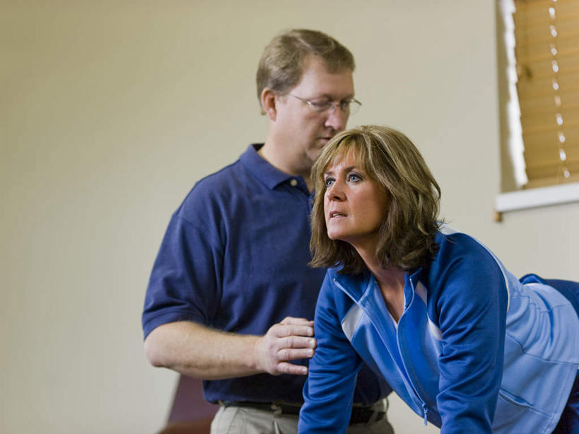 西方人,两个人,按摩师,站,跪,横图,室内,白天,仰视,按摩,床,欧洲,欧洲人,服装,眼镜,床单,注视,休闲装,被子,衣服,观察,看,站着,享受,休闲,健康,休闲服,保健,服饰,观看,察看,被单,关注,近视眼镜,指压,按摩床,男人,男性,女人,女性,中年男性,中年女性,白种人,技师,跪着,站立,半身,彩图,低角度拍摄,推拿,搓背床,理疗床,美容床,指压床