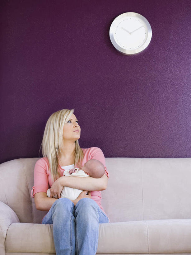 西方人,婴儿,儿童,两个人,家庭,母亲,客厅,坐,抱,竖图,室内,白天,正面,婴儿服装,纯洁,沙发,欧洲,欧洲人,服装,时间,时钟,墙,计时,注视,休闲装,墙壁,墙面,一个,小孩,衣服,紫色,挂钟,钟表,观察,看,休闲,温暖,温馨,一家人,休闲服,表,可爱,母爱,童年,童趣,服饰,活泼,单个,抱着,观看,和睦,察看,起居室,搂着,关注,宝宝,布艺沙发,童真,纯真,烂漫,无邪,母婴,客堂,伶俐,天真,年轻女性,女人,女性,白种人,孩子,年轻人,钟,搂,搂抱,抬头,仰头,坐着,半身,彩图,婴儿服,融洽