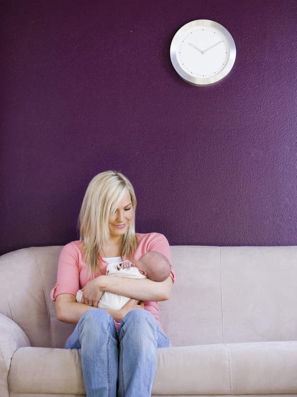 西方人,婴儿,儿童,两个人,家庭,母亲,客厅,坐,抱,笑,微笑,露齿笑,竖图,室内,白天,正面,婴儿服装,纯洁,沙发,欧洲,欧洲人,服装,时间,时钟,墙,计时,注视,休闲装,墙壁,墙面,一个,小孩,衣服,紫色,挂钟,钟表,低头,观察,看,休闲,温暖,温馨,一家人,休闲服,表,可爱,母爱,童年,童趣,服饰,活泼,单个,抱着,观看,和睦,察看,起居室,搂着,关注,宝宝,布艺沙发,童真,纯真,烂漫,无邪,母婴,客堂,伶俐,天真,年轻女性,女人,女性,白种人,孩子,年轻人,钟,搂,搂抱,坐着,半身,彩图,婴儿服,融洽