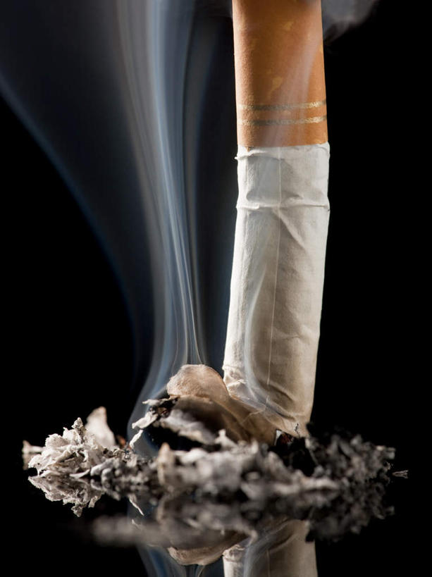 无人,竖图,室内,特写,白天,正面,香烟,一根,阴影,黑色背景,反射,影子,烟雾,烟,摄影,影棚,灰烬,卷烟,烟草,纸烟,彩图,影棚拍摄,拍摄