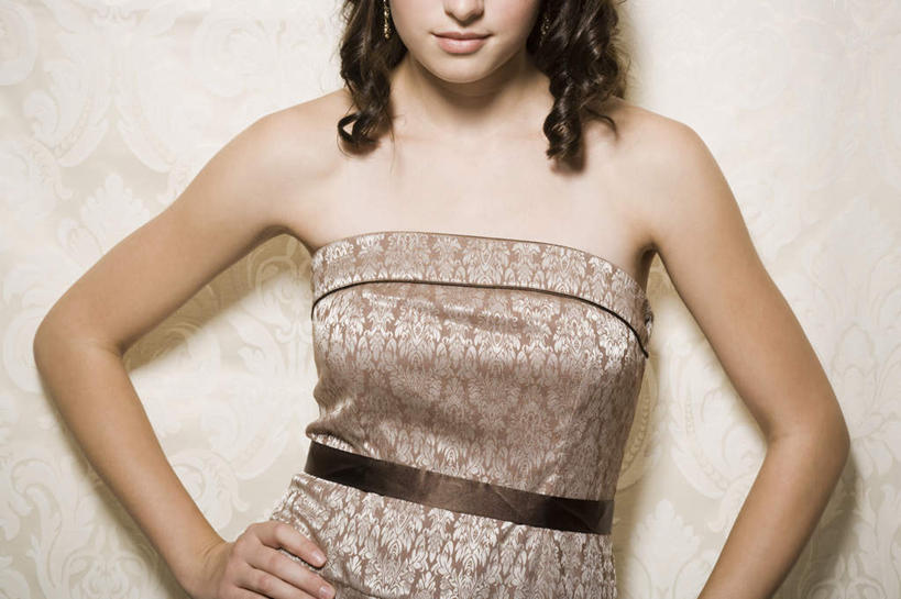 西方人,一个人,站,笑,微笑,横图,室内,白天,正面,欧洲,欧洲人,仅一个年轻女性,仅一个女性,仅一个人,阴影,服装,反射,影子,墙,手叉腰,墙壁,墙面,衣服,白色,抹胸,叉腰,站着,服饰,衣着,穿着,衣饰,年轻女性,女人,女性,白种人,站立,半身,彩图