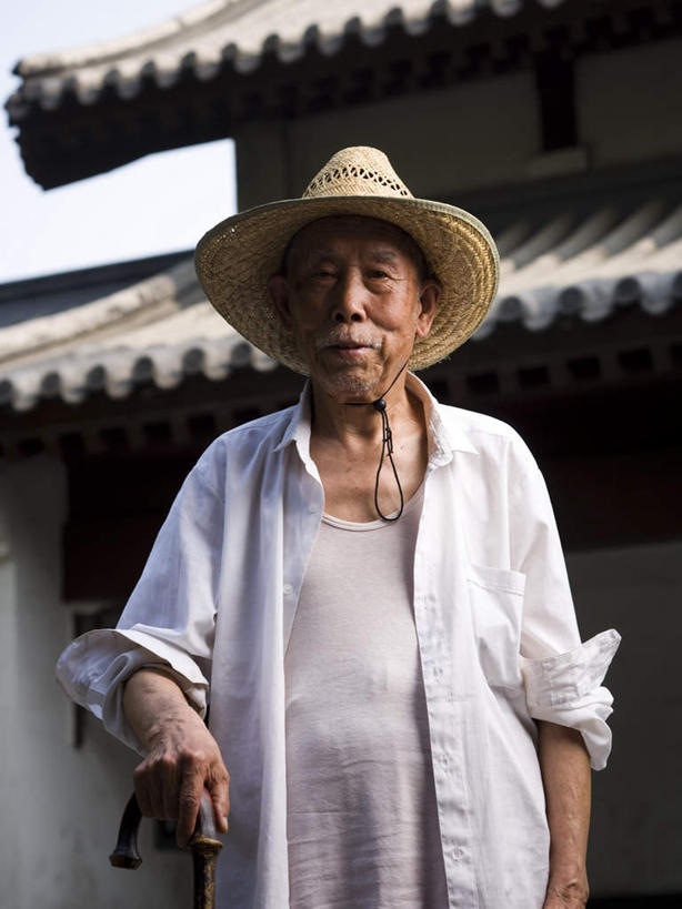 东方人,脸,头,脸颊,一个人,家,站,笑,微笑,竖图,室外,特写,白天,仰视,帽子,亚洲,仅一个男性,仅一个人,服装,朦胧,模糊,草帽,工具,房屋,屋子,公寓,注视,休闲装,黄种人,洋房,楼房,肩膀,住宅,衣服,扶,观察,看,站着,仅一个老年男性,休闲,休闲服,器械,服饰,拐杖,观看,手杖,察看,扶着,关注,医疗器械,辅助设备,老年男性,男人,男性,亚洲人,头部,脸部,脸蛋,面部,站立,半身,彩图,低角度拍摄,房子