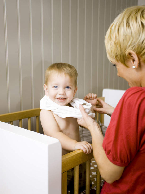 西方人,儿童,两个人,家庭,栏杆,站,笑,微笑,露齿笑,竖图,室内,白天,正面,纯洁,安全,床,卧室,欧洲,欧洲人,握,服装,木制,墙,围栏,拿,拿着,注视,休闲装,穿,护栏,墙壁,墙面,小孩,衣服,木制品,观察,看,站着,休闲,舒服,温暖,温馨,一家人,休闲服,金色,可爱,童年,童趣,握着,服饰,单人床,婴儿用品,观看,婴儿床,保护,和睦,察看,舒适,关注,童真,烂漫,无邪,婴儿房,天真,男孩,男人,男性,白种人,站立,半身,彩图,睡房,卧房,融洽,短发,男生