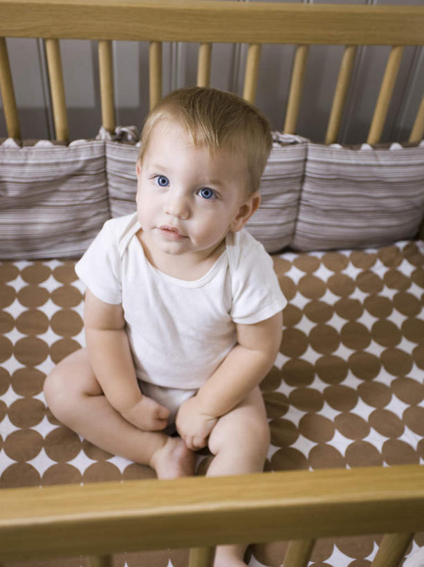 西方人,儿童,一个人,栏杆,坐,笑,微笑,露齿笑,竖图,俯视,室内,白天,纯洁,安全,床,卧室,欧洲,欧洲人,仅一个男性,仅一个人,服装,木制,方格,格子,墙,围栏,床单,注视,休闲装,被子,护栏,墙壁,墙面,小孩,衣服,白色,木制品,观察,看,仅一个小孩,休闲,舒服,休闲服,可爱,童年,童趣,服饰,单人床,婴儿用品,观看,婴儿床,保护,察看,舒适,被单,关注,童真,烂漫,无邪,婴儿房,天真,男孩,男人,男性,白种人,孩子,抬头,仰头,坐着,半身,彩图,高角度拍摄,睡房,卧房,男生